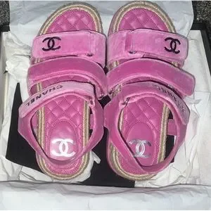 控えめピンクで大人かわいい♪【CHANEL】Sandals ShinyCalfskin Sandals - Shiny calfskin, light pink — Fashion | CHANEL